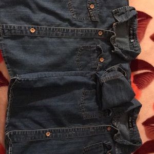 Dos camisas para niños